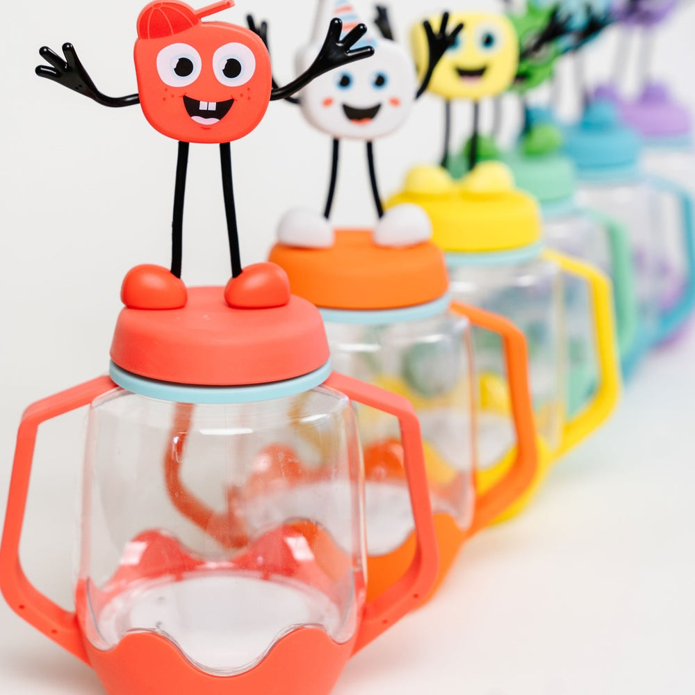 Zabawka progresywna von Glo Pals mit leuchtendem Sensorik-Glas zum Befüllen mit Wasser – gelb, spielende Kinder