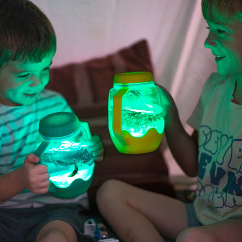 Zabawka progresywna von Glo Pals mit leuchtendem Sensorik-Glas zum Befüllen mit Wasser – gelb, spielende Kinder