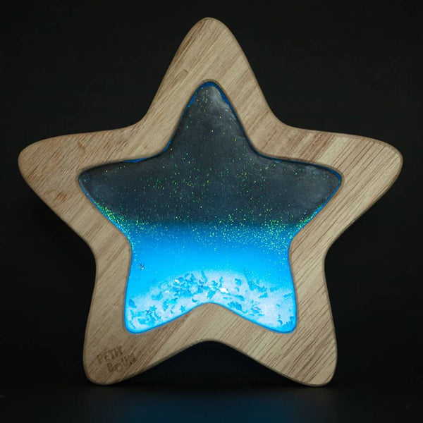 Petit Boum sensorischer Stern leuchtet im Dunkeln mit Holzrahmen und leuchtendem Innenbereich
