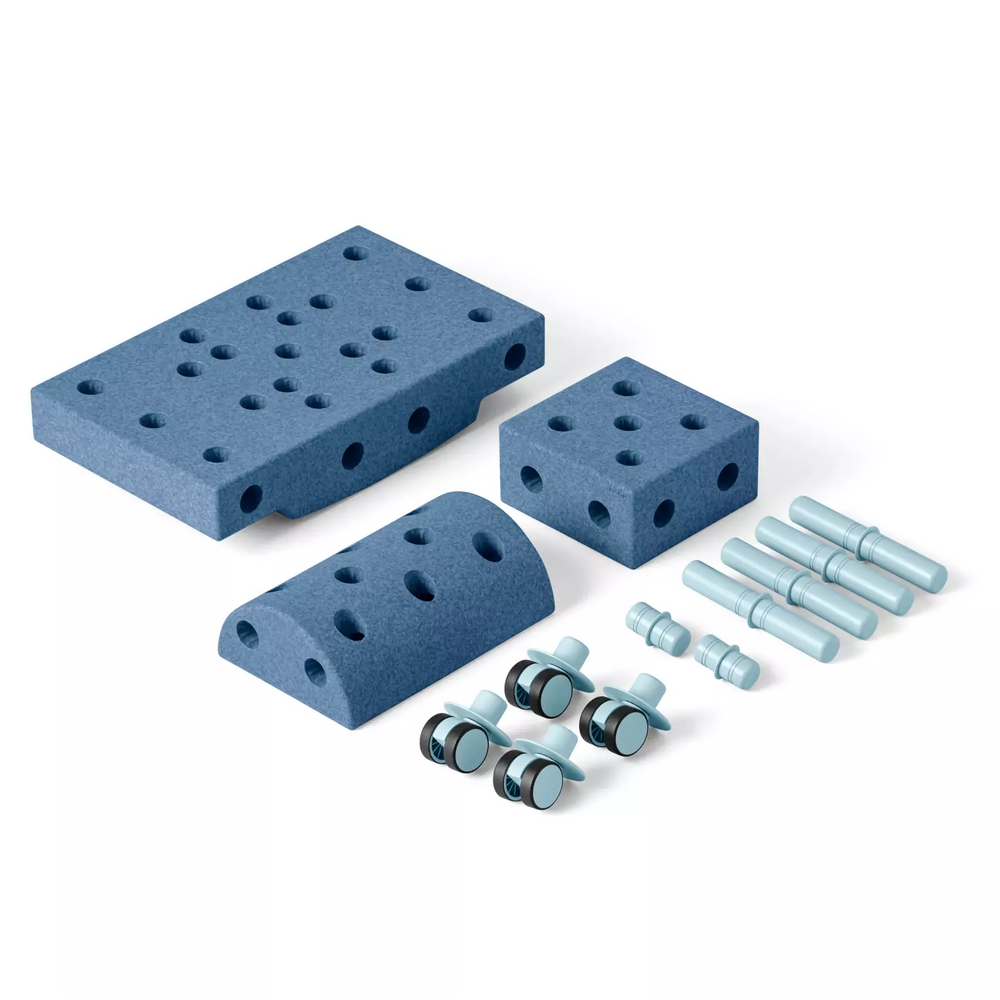 Kinder spielen mit MODU Klocki auf einem Blauen Spielzeug mit Rollen, ideal für kreative Aktivitäten
