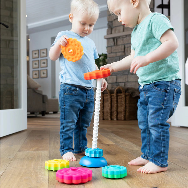 Zwei Kinder spielen mit dem SpinAgain Stapelturm kaufen, der farbige Stapelräder enthält