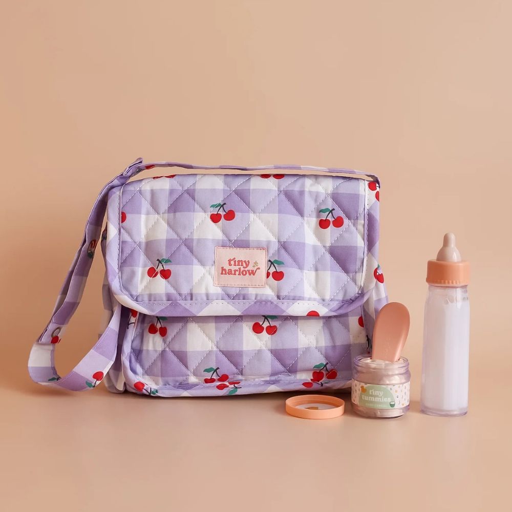 Puppenzubehör Tasche von Tiny Harlow mit lila Karo-Muster und Zubehör für Puppenspiele