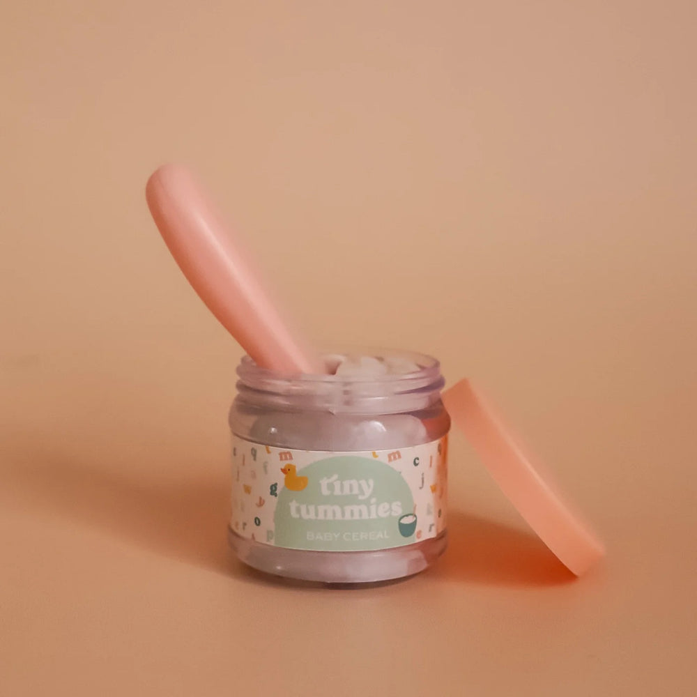 Tiny Tummies Set Babyspielzeug mit Flasche, Babynahrung und Löffel für Puppenliebhaber